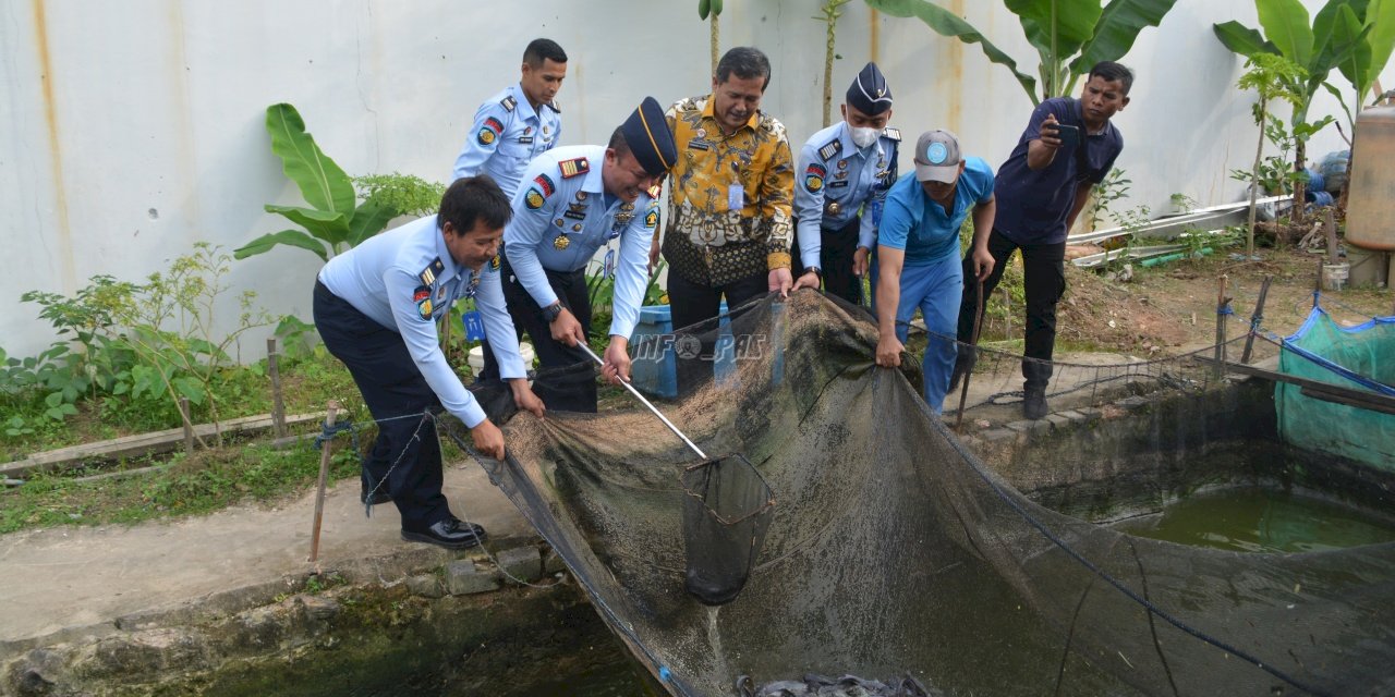 Rutan Batam Panen Ratusan Kilo Ikan Lele Bersama Direktur Binapilatkerpro