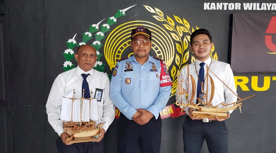 Tertarik dengan Karya WBP Rutan Masohi, Pimpinan BNI KCP Masohi Pesan Miniatur Kapal