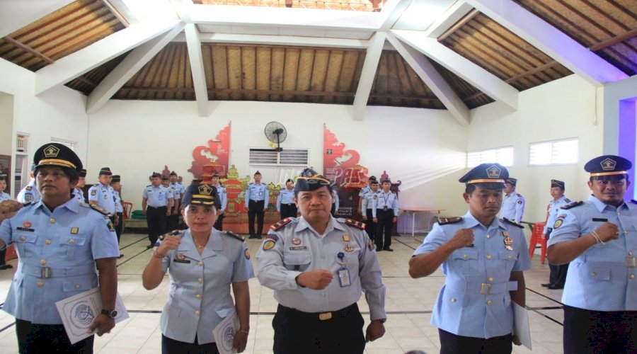 Kalapas Tabanan Sematkan Tanda Kenaikan Pangkat bagi 6 Petugasnya