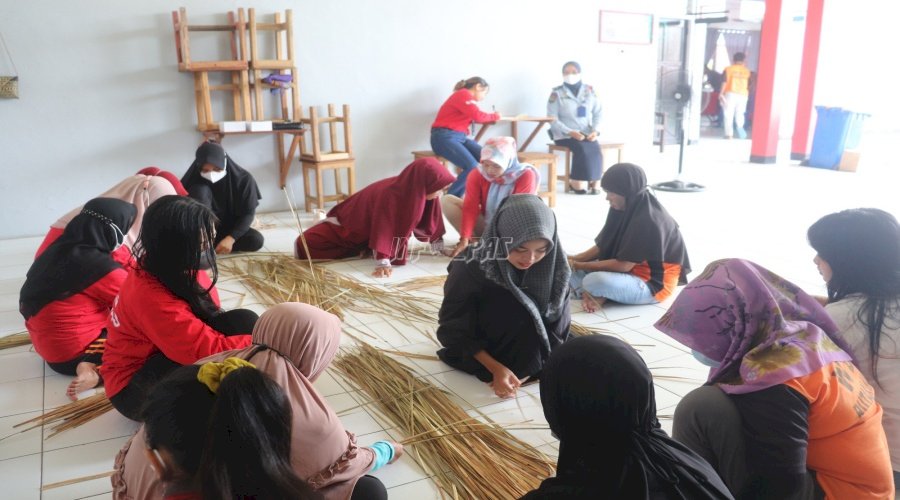 Warga Binaan Perempuan Rutan Kuala Kapuas Belajar Buat Bakul dari Purun