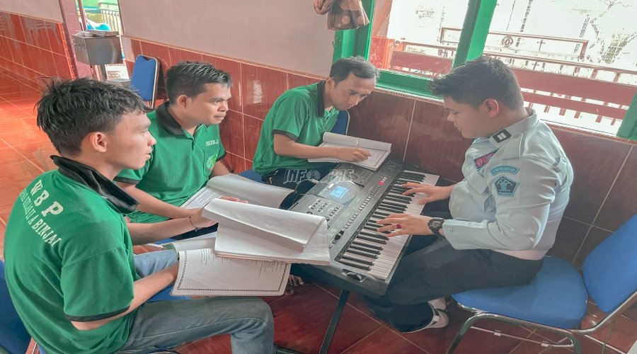 Petugas Lapas Binjai Ajarkan Warga Binaan Mainkan Alat Musik
