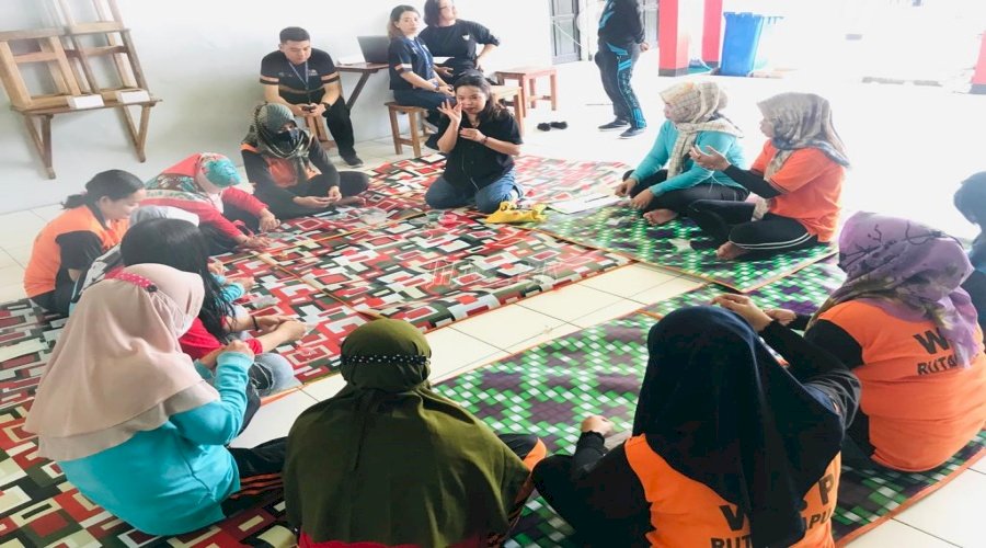 Warga Binaan Perempuan Rutan Kuala Kapuas Buat Gantungan Kunci Berbahan Manik-Manik