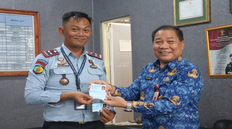 Rutan Kuala Kapuas Terima 80 KTP-el Warga Binaan dari Disdukcapil Kab. Kapuas