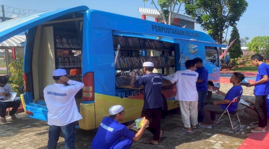 Warga Binaan Lapas Banjarbaru Antusias Membaca Buku di Mobil Pusling