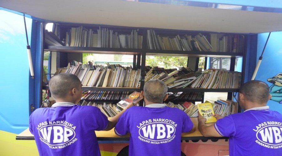 Warga Binaan Lapas Narkotika Karang Intan Serbu Perpustakaan Keliling