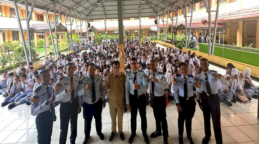 Taruna Poltekip Sosialisasikan Kesadaran Hukum di SMA 1 Manokwari