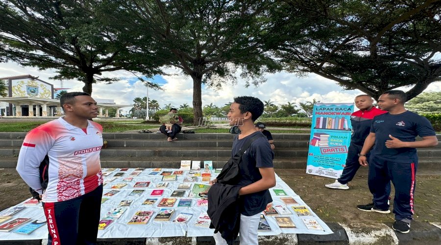 Tingkatkan Minat Baca, KKN Poltekip dan Komunitas Literasi Manokwari Gelar Lapak Baca