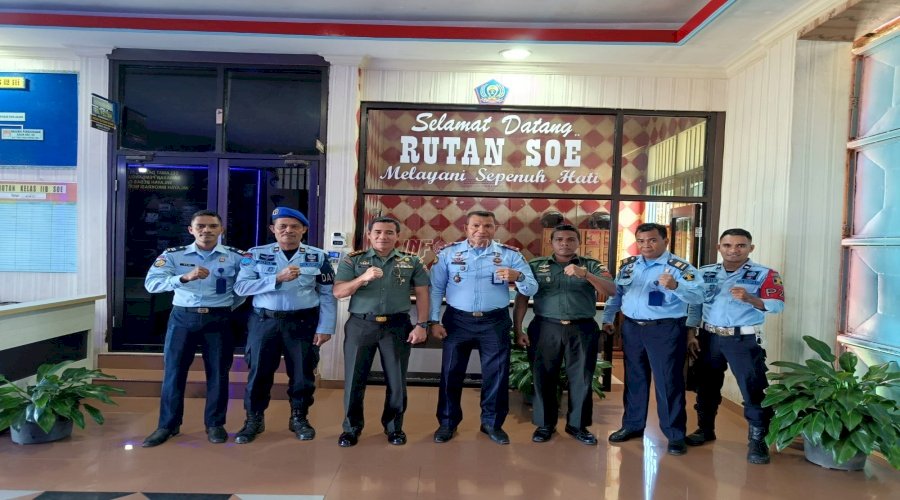 Kedatangan Dandim 1621/TTS, Karutan SoE Ajak Memanen Sayuran