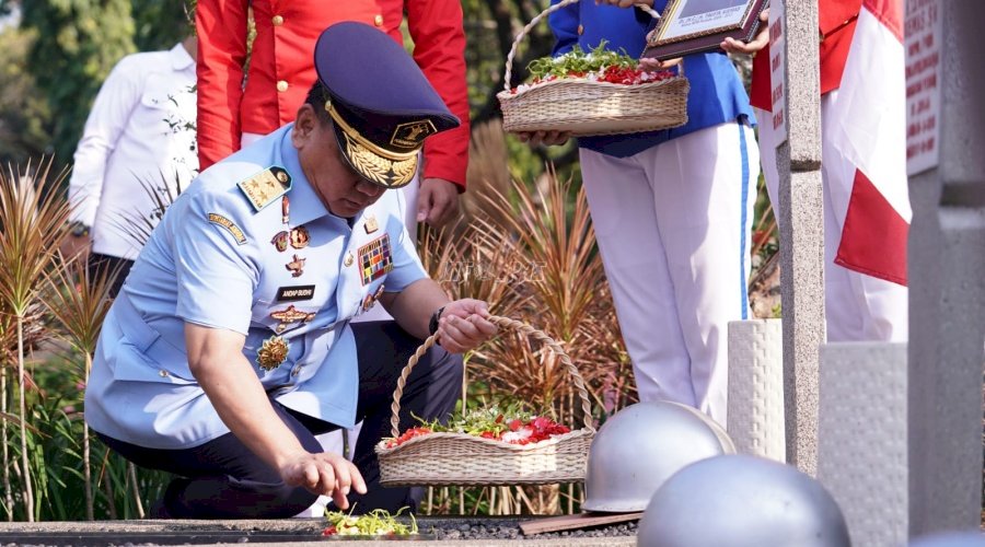 Sambut Hari Jadi Ke-78, Jajaran Kemenkumham Ziarah ke TMPN Utama Kalibata