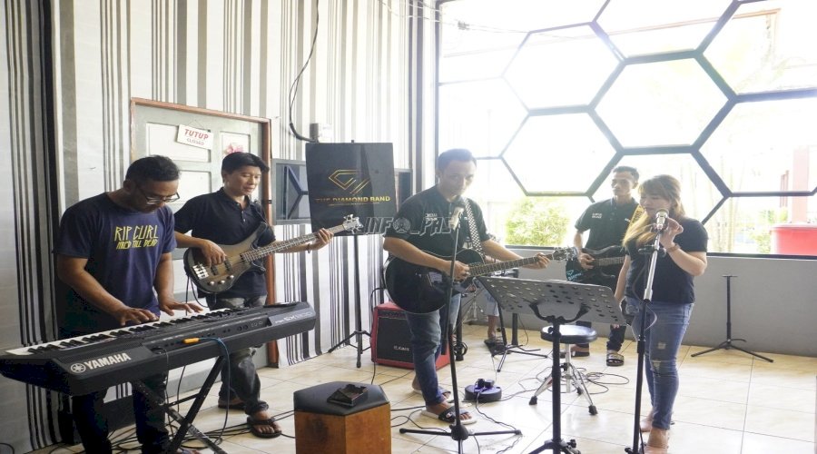 Live Music Diamond Band Hibur Pengunjung Lapas Narkotika Karang Intan