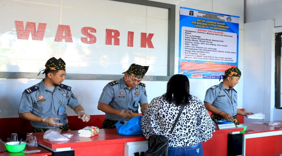 Hari Batik Nasional, Petugas Lapas Banyuwangi Kombinasikan Pakaian Dinas dengan Batik