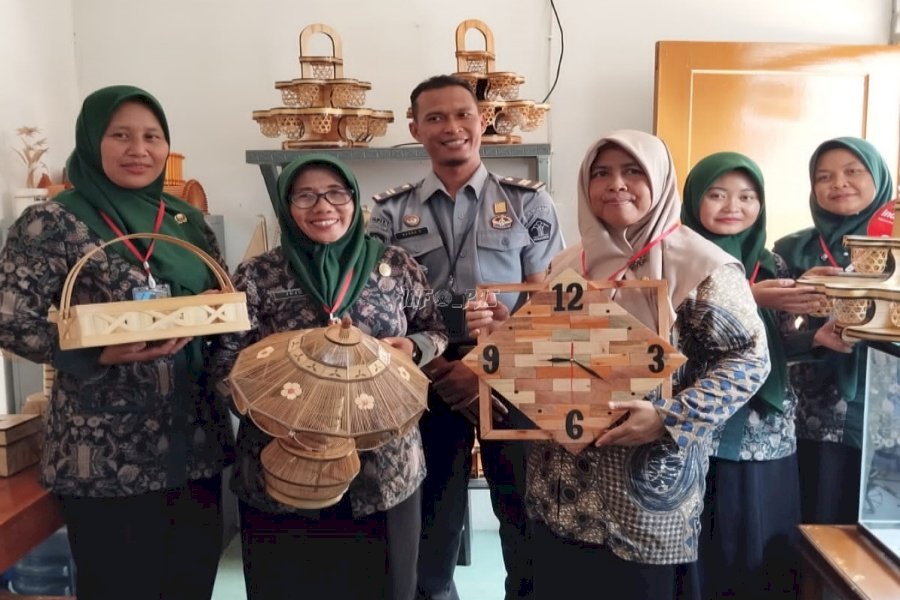 Hasil Karya Narapidana Lapas Cilacap Diborong Guru SD Karangtengah 01 Sampang 