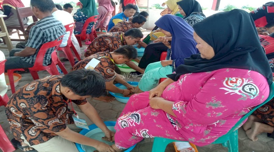 Peringati Hari Ibu, Puluhan Anak Binaan LPKA Medan Basuh Kaki Ibunya 