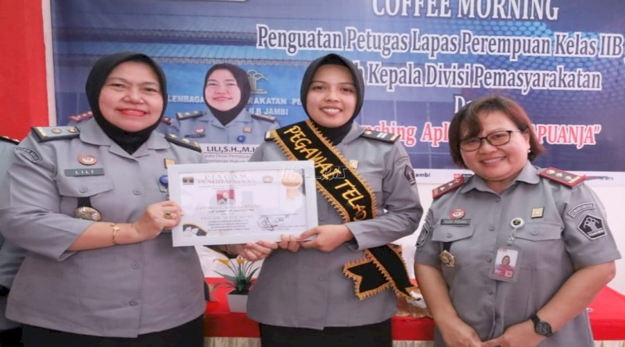 Tingkatkan Semangat Kerja, Lapas Perempuan Jambi Beri Penghargaan Petugas Teladan