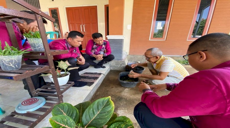 Kembangkan Pasar Tanaman Hias, Petugas Lapas Narkotika Karang Intan Pelajari Budidaya Anggrek