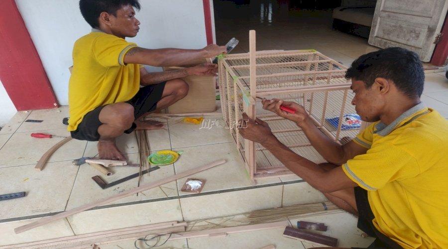 Kreatif, Warga Binaan Lapas Narkotika Karang Intan Buat Sangkar Burung