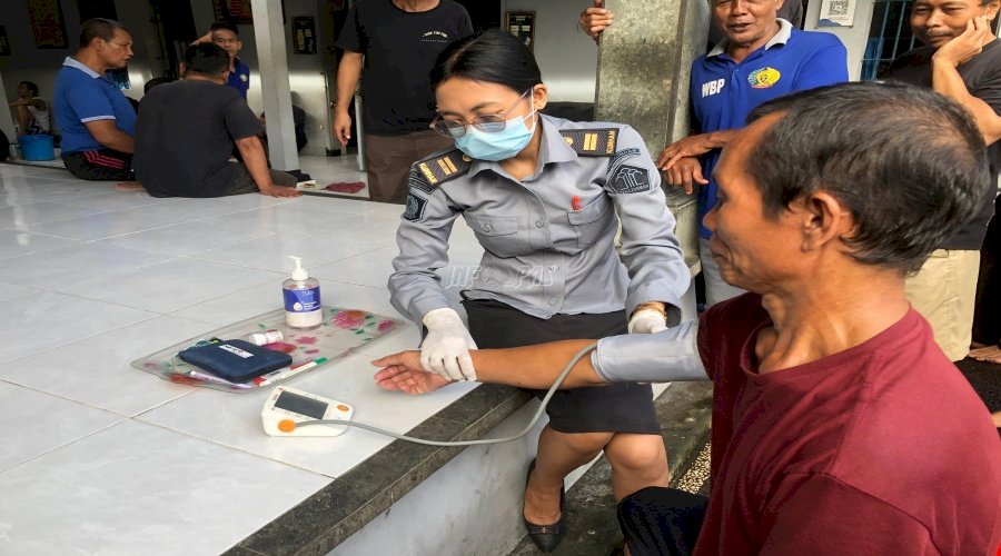 Cek Kesehatan Warga Binaan, Tim Medis Lapas Tabanan Laksanakan Laksmi Santih