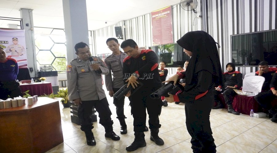 Petugas Lapas Narkotika Karang Intan Pelajari Teknik Penggunaan Borgol, Senpi, dan Amunisi