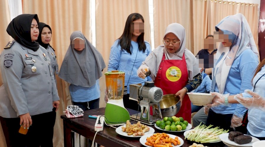 Warga Binaan Lapas Perempuan Palembang Belajar Pembuatan Minuman Rempah