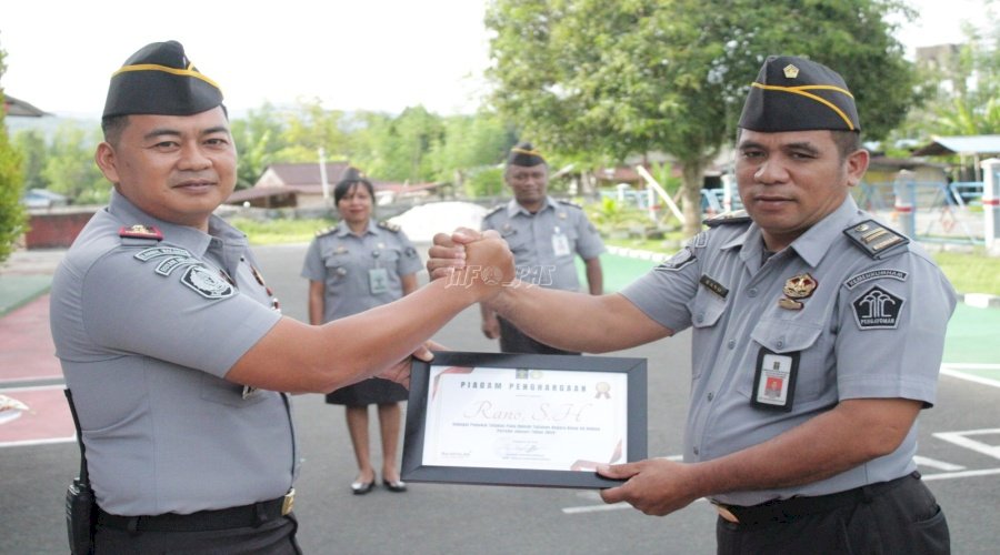 Apresiasi Kinerja, Rutan Ambon Berikan Penghargaan Petugas Teladan