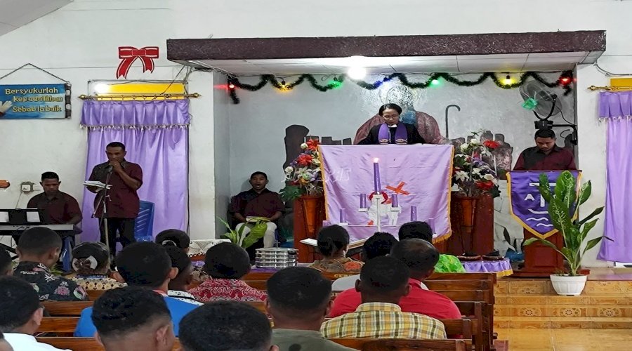 Warga Binaan dan Petugas Beribadah Bersama di Gereja Zoar Lapas Kalabahi