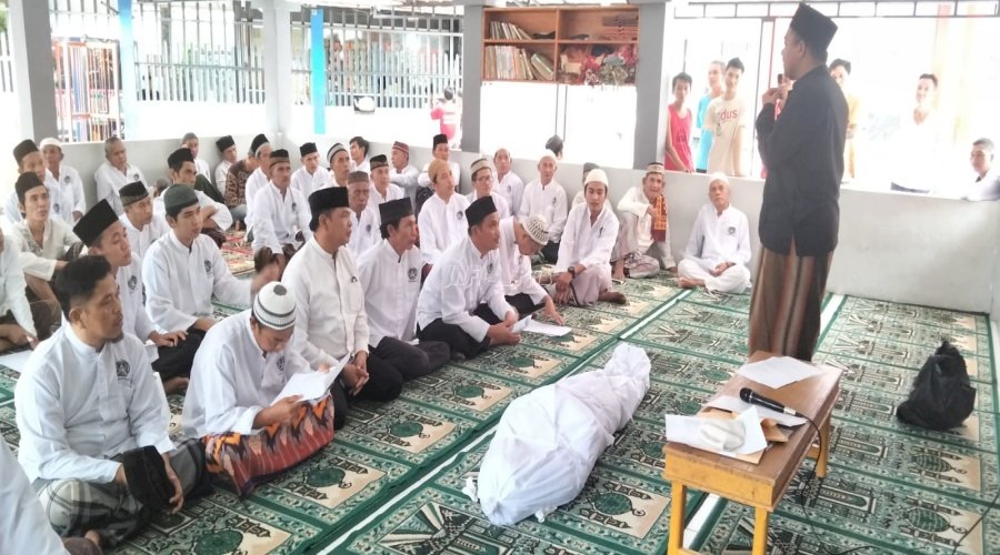 Santri Pesantren Kilat Lapas Lahat Praktik Mengurus Jenazah