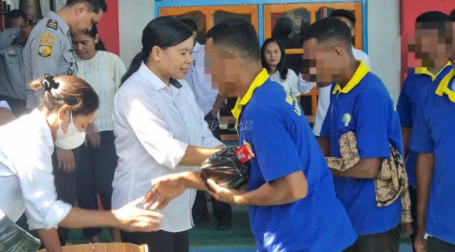 Bagikan Perlengkapan MCK, Lapas Kalabahi Bangun Sinergi dengan Kemenag Alor