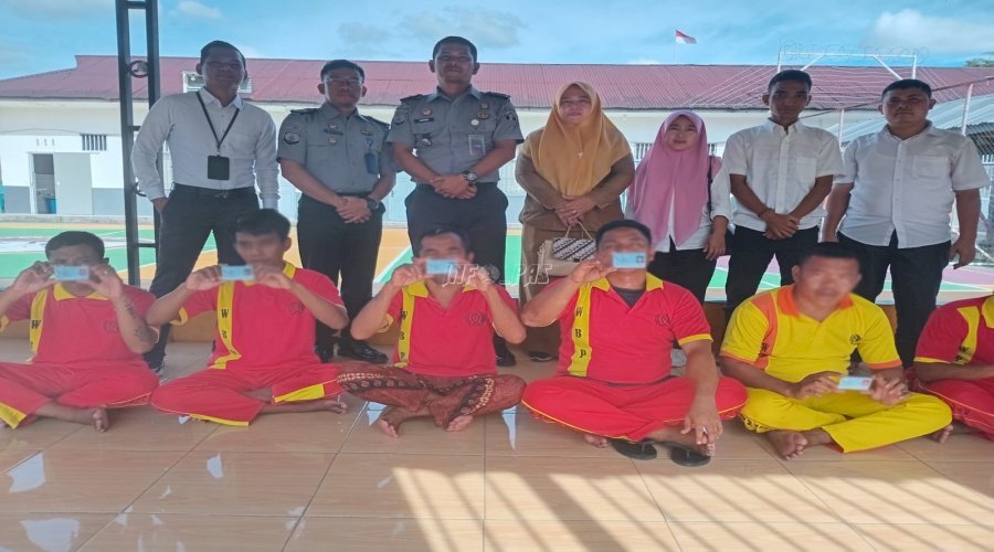 Warga Binaan Lapas Labuhan Bilik Terima KTP-el dari Disdukcapil Labusel