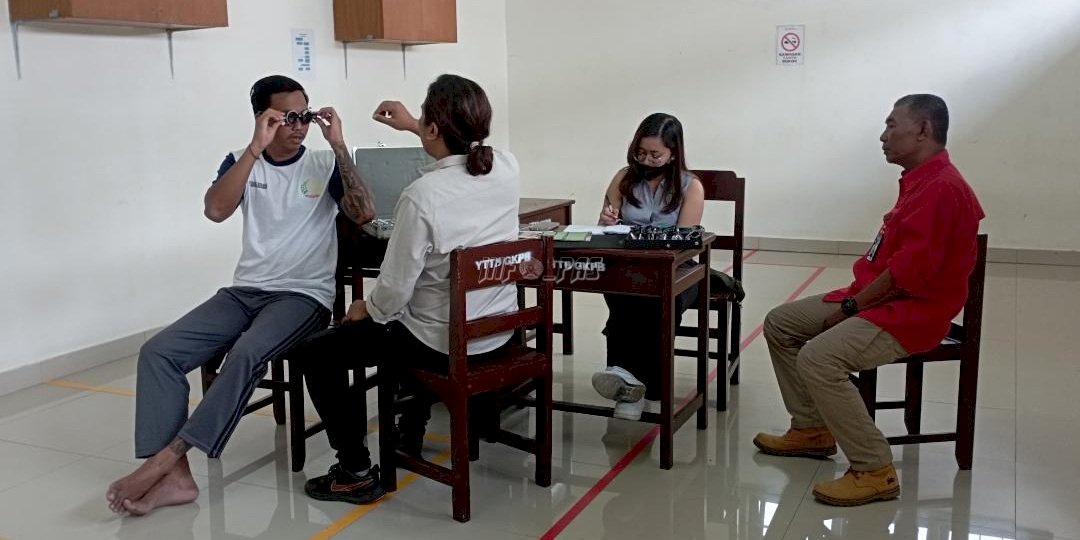 Warga Binaan Lapas Narkotika Bangli Periksa Mata Gratis Bersama Optik Hanz