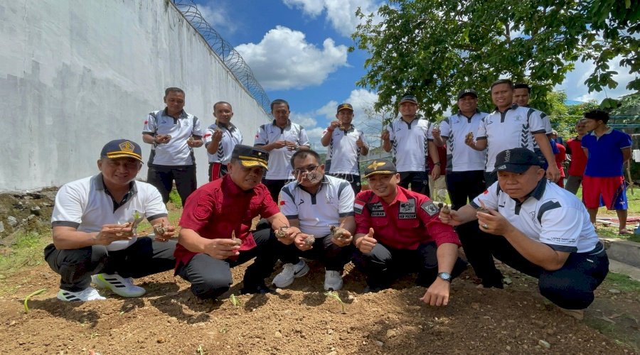 Dukung Ketahanan Pangan, Kalapas Narkotika Karang Intan Tanam Porang bersama Kadivpas Kalsel