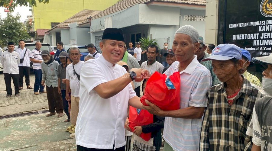 Kanwil Ditjenpas Kalsel dan PIPAS Salurkan Bansos dan Takjil kepada Masyarakat