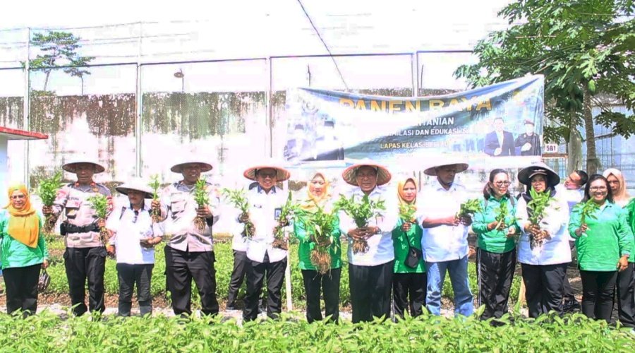 Kakanwil Ditjenpas Maluku Pimpin Panen Raya di Lapas Piru