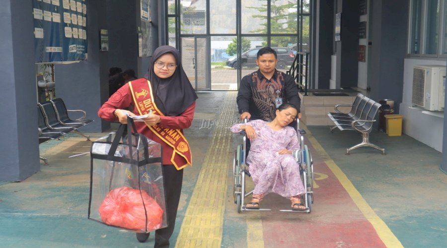 Petugas dan Tenaga Kesehatan Lapas Pemuda Madiun Berikan Pertolongan Cepat kepada Pengunjung