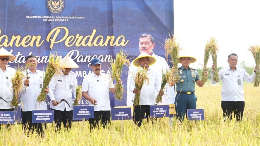 Kemenimipas Panen Perdana Program Ketahanan Pangan di Nusakambangan