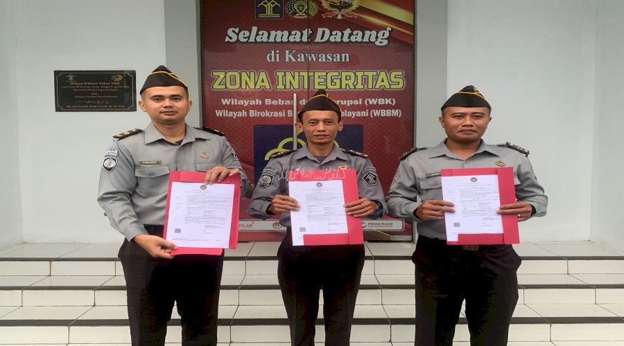 Kalapas Bontang Sematkan Tanda Kenaikan Pangkat dan Serahkan Piagam Penghargaan