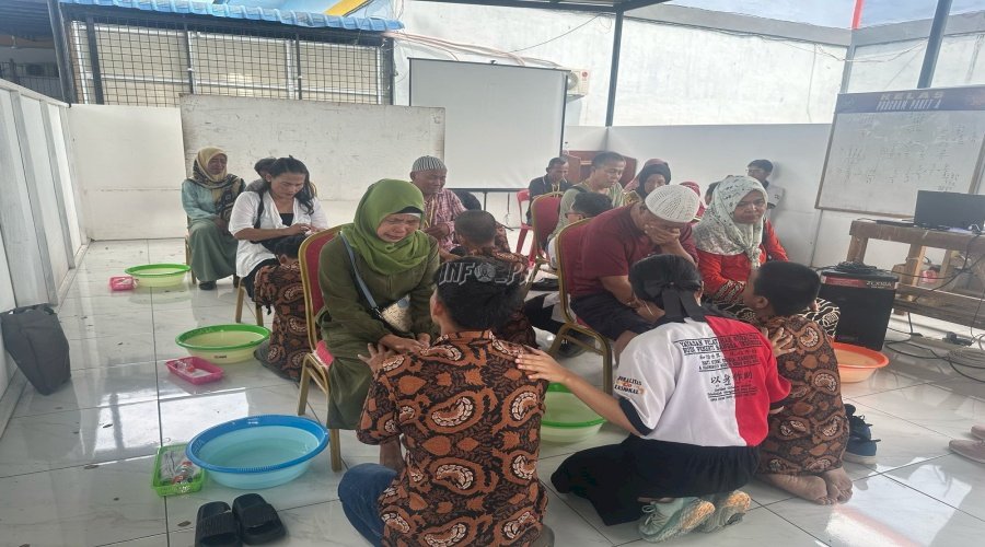 30 Anak Binaan LPKA Medan Belajar Berbakti dengan Cuci Kaki Ibu