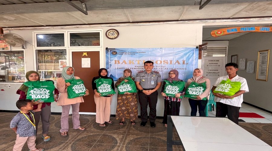 Lapas Batang Bagikan Bansos kepada Keluarga Warga Binaan
