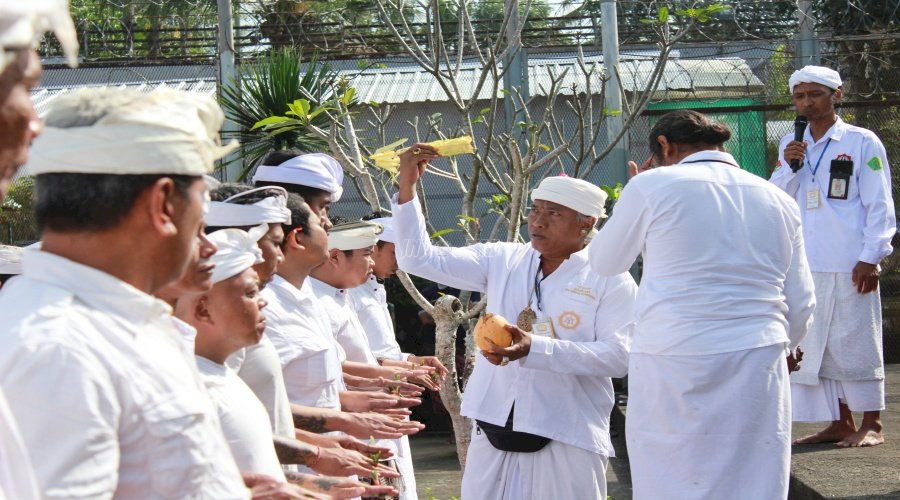 26 Warga Binaan Lapas Narkotika Bangli Jalani Upacara Pewintenan