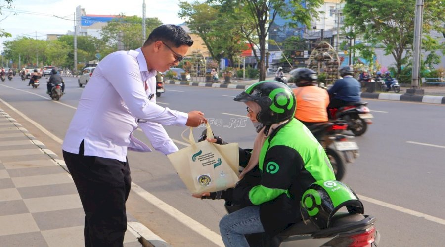 Wujud Kepedulian Sosial dan Implementasi Program Akselerasi, Kanwil Ditjenpas Kalsel Bagikan Paket Sembako