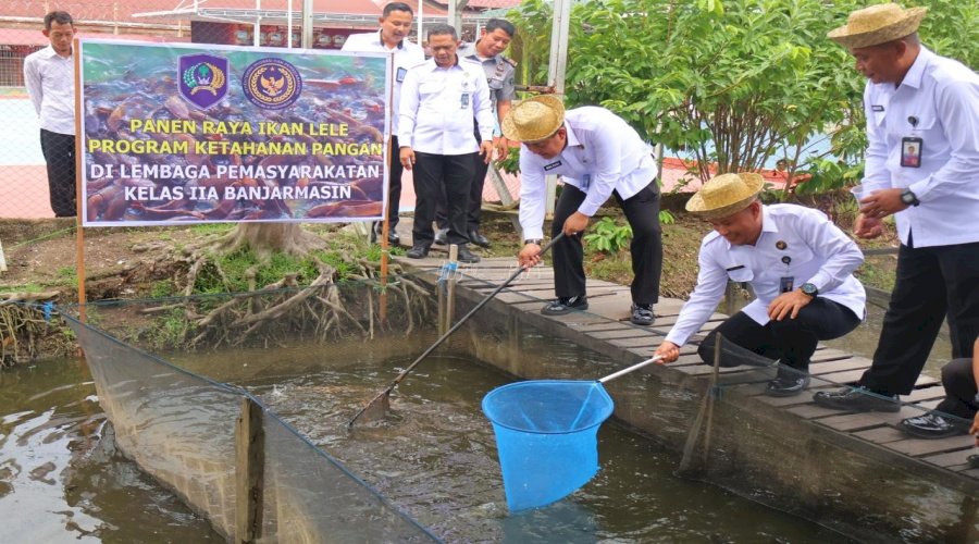 Kakanwil Ditjenpas Kalsel Panen Raya Ikan Lele di Lapas Banjarmasin