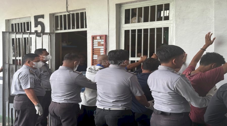 Komitmen Berantas Halinar, Satops Patnal Lapas Banjarbaru Razia Kamar Warga Binaan