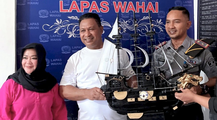 Hasil Karya Narapidana Lapas Wahai Dibeli Wagub Maluku