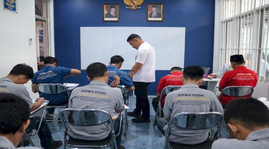 Warga Binaan Lapas Cibinong Jalani Ujian Nasional Kejar Paket A, B, dan C