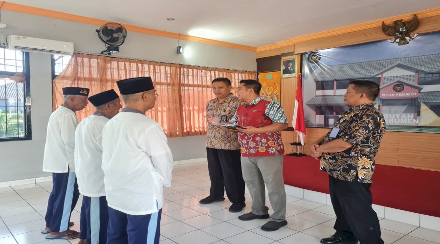 Tiga Warga Binaan Rutan Kebumen Terima Remisi Lansia