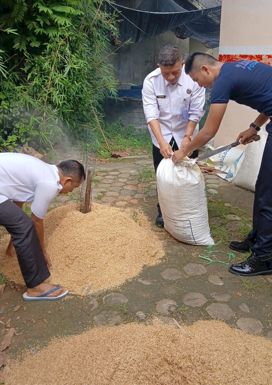 Kabapas Amuntai Turun Langsung dalam Pembuatan Sekam Bakar sebagai Sarana Bimbingan Kemandirian