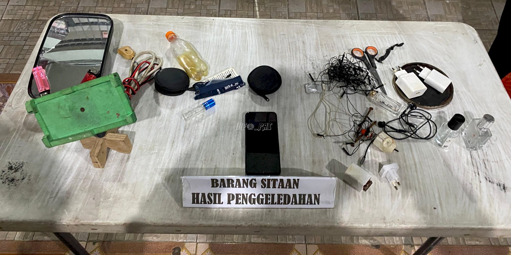 Kalapas Ambon Pimpin Langsung Razia Satops Patnal di Blok Hunian Warga Binaan