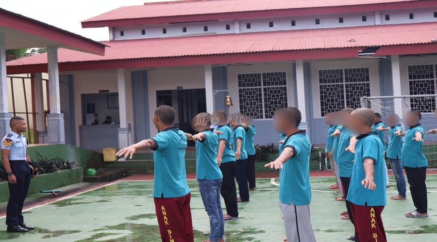 Anak Binaan LPKA Ambon Jalani Latihan Baris-Berbaris bersama Taruna Poltekip
