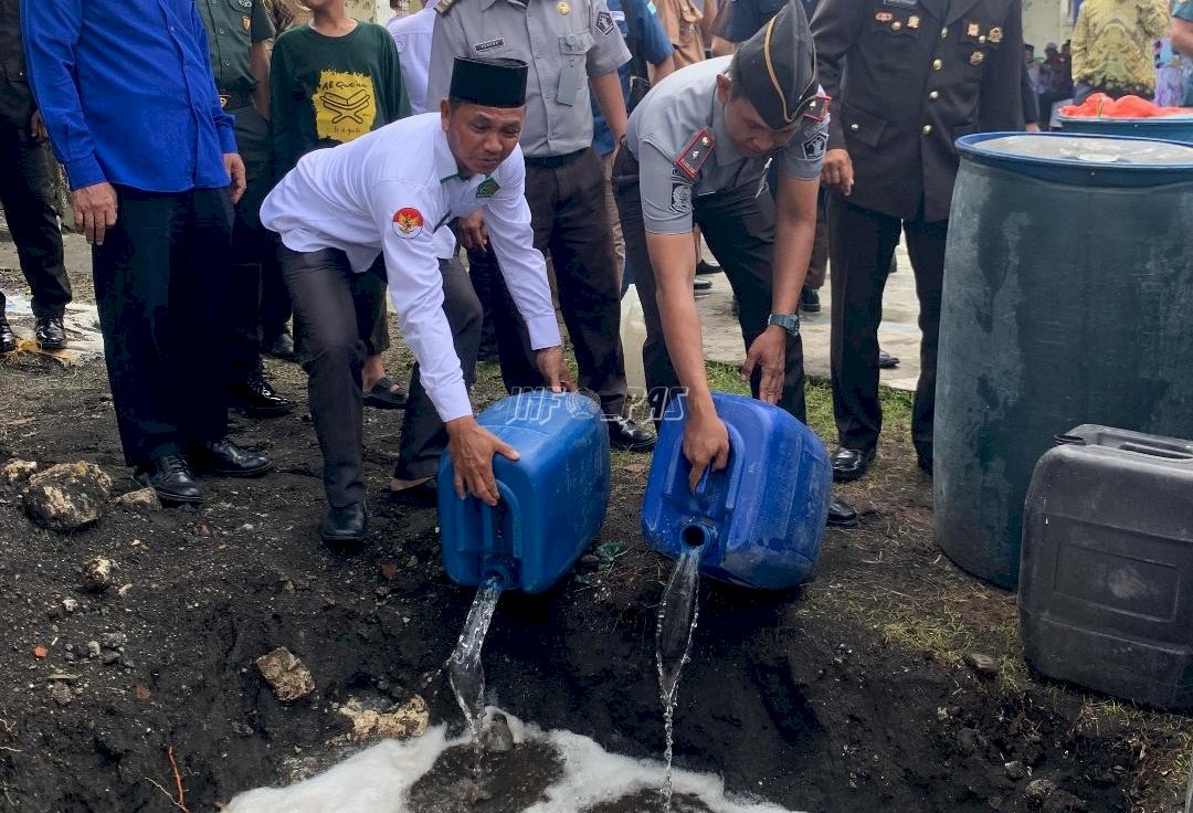 Sinergi Jaga Bandanaira, Kalapas Hadiri Pemusnahan 1.100 Liter Miras