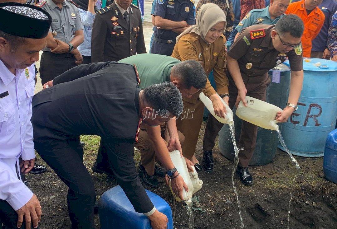 Sinergi Jaga Bandanaira, Kalapas Hadiri Pemusnahan 1.100 Liter Miras