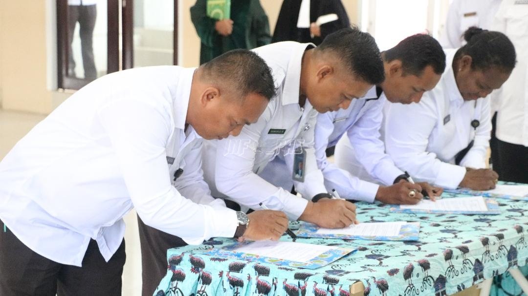 Perkuat SDM, Kanwil Ditjenpas Papua Barat Lantik Lima Pejabat Fungsional